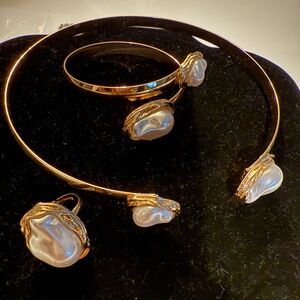 Elegant Gold and Pearl Jewelry Set